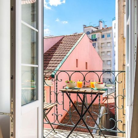 Lovelystay - Sunny Flat W/ Balcony Overseeing Graca And River Lisboa Extérieur photo