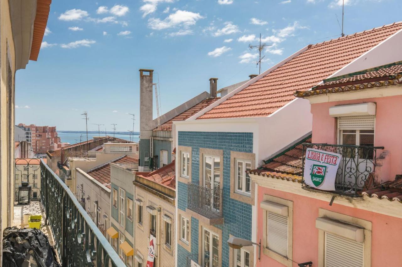 Lovelystay - Sunny Flat W/ Balcony Overseeing Graca And River Lisboa Extérieur photo