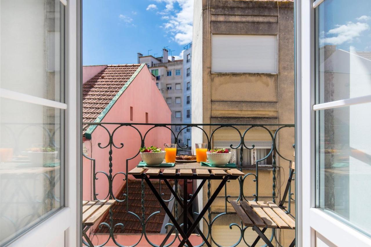 Lovelystay - Sunny Flat W/ Balcony Overseeing Graca And River Lisboa Extérieur photo