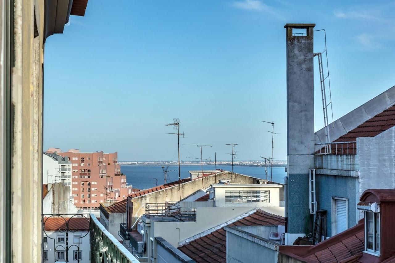 Lovelystay - Sunny Flat W/ Balcony Overseeing Graca And River Lisboa Extérieur photo