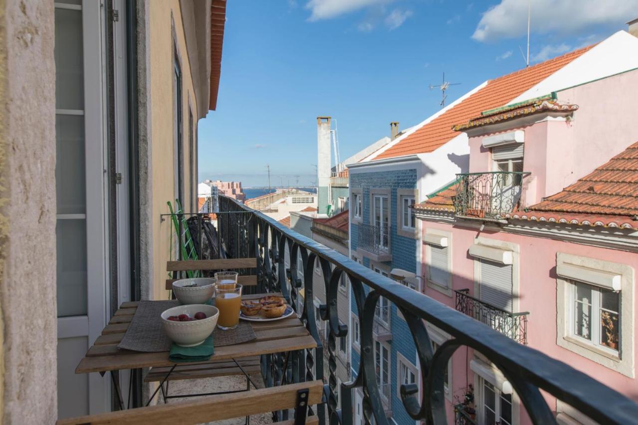 Lovelystay - Sunny Flat W/ Balcony Overseeing Graca And River Lisboa Extérieur photo